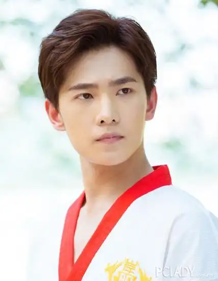 的画风就顺眼很多,细皮嫩肉的杨洋在剧中穿着跆拳道服,梳着三七小分头