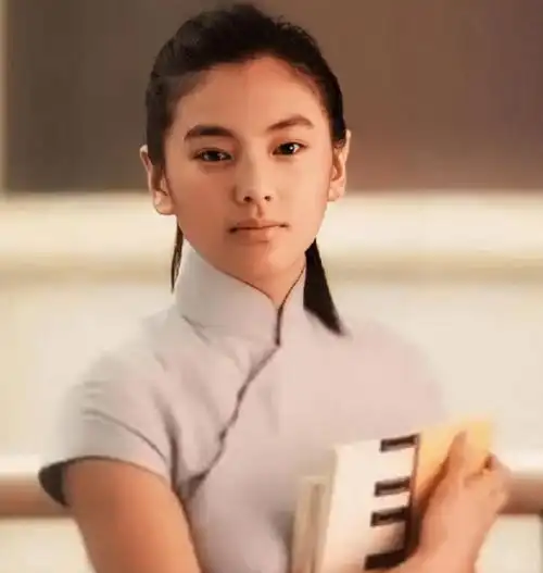 《长江7号》里,张雨绮身穿白色裙子,一双丹凤眼里透露出温柔良善的
