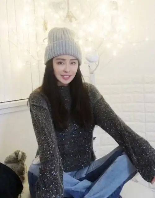 王祖贤雪中玩自拍,羽绒服敞开穿好时髦,乌发红唇撞脸林青霞