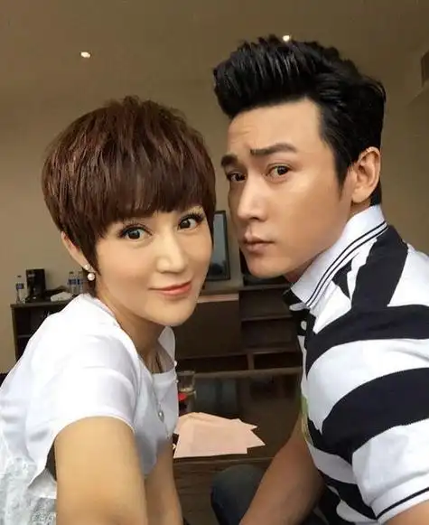 鲍莉鲍蕾是双胞胎吗?