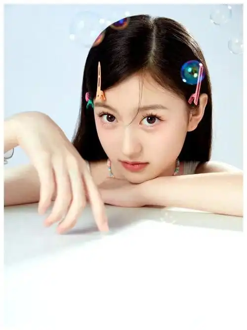 05后小花裴佳欣刷屏艾米火爆1部在播1部杀青1部在拍