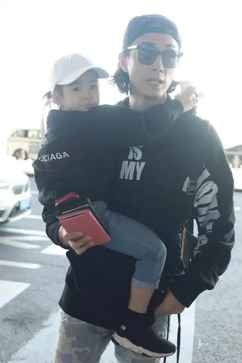 李承铉带女儿现身机场lucky身上穿的衣服亮了