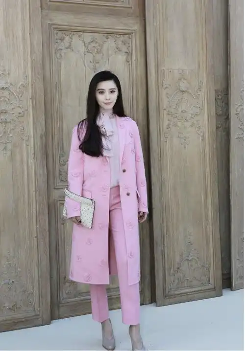 范冰冰终于换风格,粉色帽子配大衣好甜美,戴粉色眼镜美回24岁|穿搭