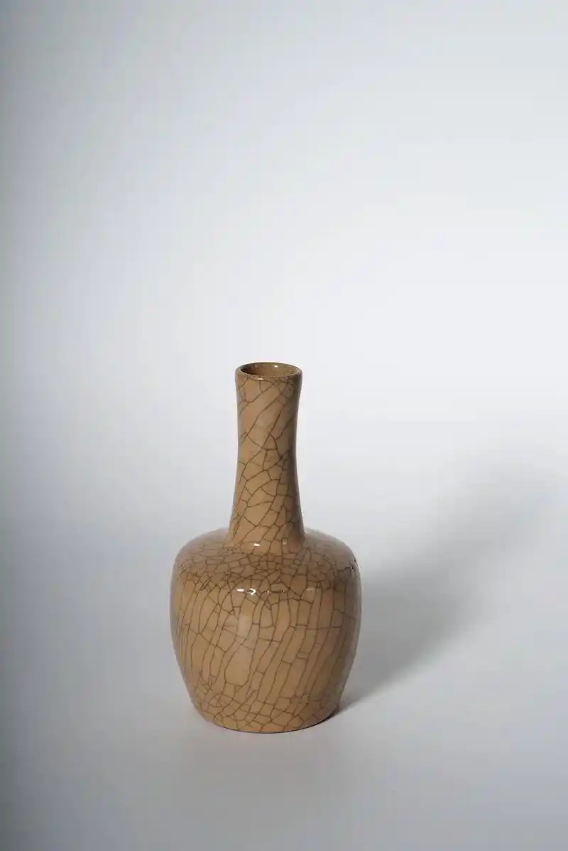 神秘的五大名窑之哥窑米黄釉纸锤瓶