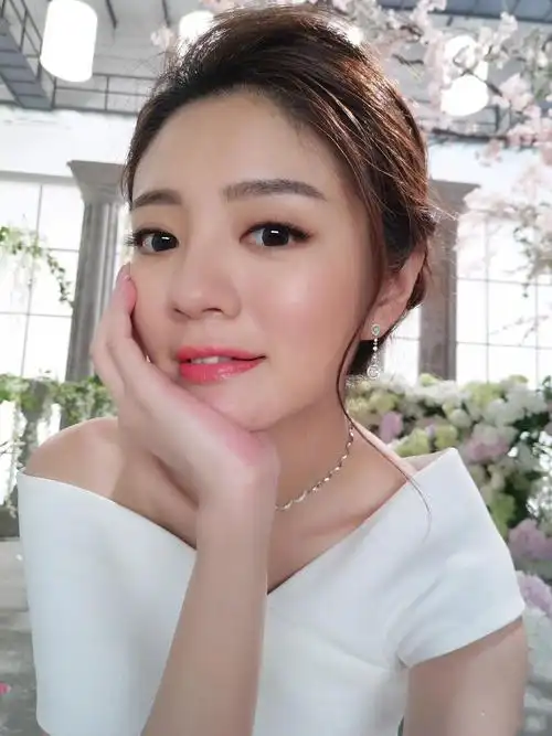 安以轩虽话题不断 但身材纤细只能用时髦来形容她