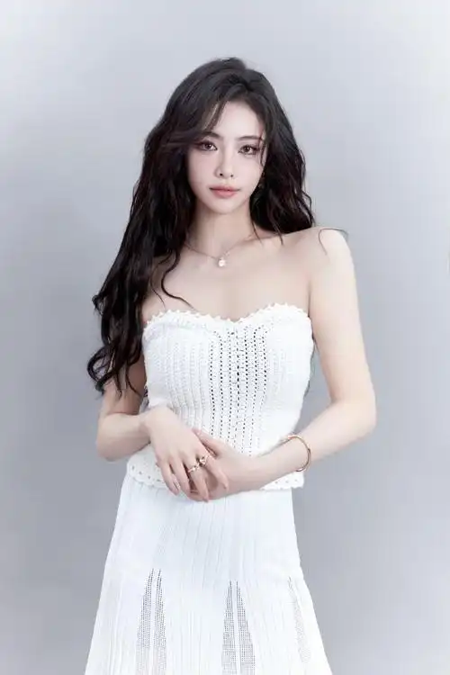 许佳琪超话02@许佳琪kiki    #许佳琪的秀场日记#  长发披肩,似你