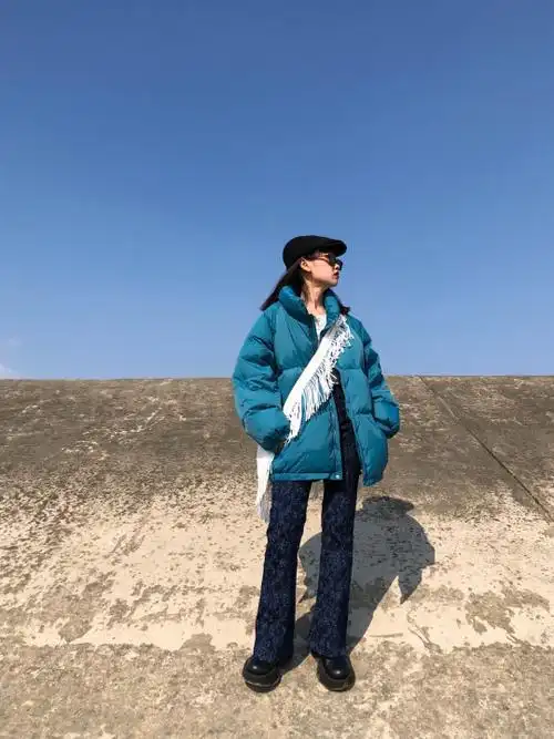 湖蓝色羽绒服怎么搭配裤子