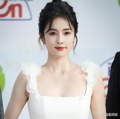 上海夜晚,baby的金发非常吸引眼球,白鹿展现出了独特的气质