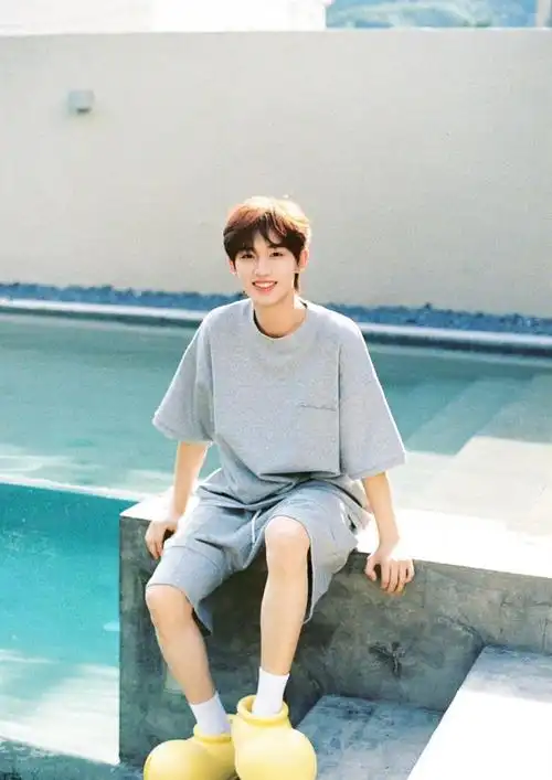 丁程鑫元气随拍治愈笑颜温暖秋日休闲穿搭少年感满满