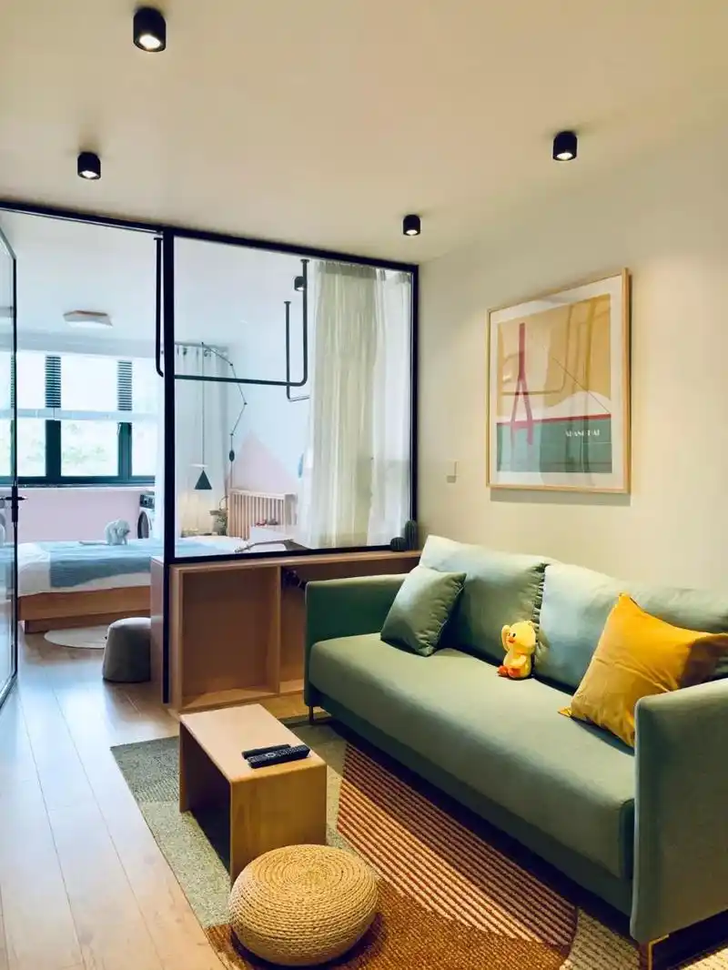 客厅与卧室之间采用大面积的玻璃材质,满足客厅的采光需求.