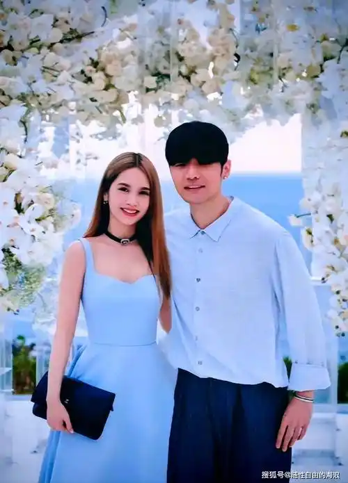 李荣浩39岁吃火锅庆生,餐后与杨丞琳甜蜜牵手,十年爱情依旧炽热如初!