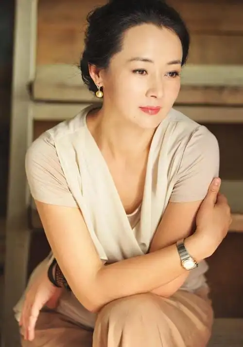 演员陈依莎:24岁入行,出道26年零绯闻,50岁有夫有儿幸福美满