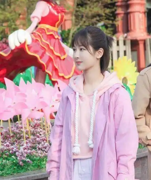 《亲爱的热爱的》大火,佟年的可爱风穿搭你学会了吗?_杨紫_粉色_卫衣