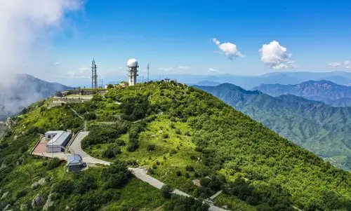 盛夏时的百花山
