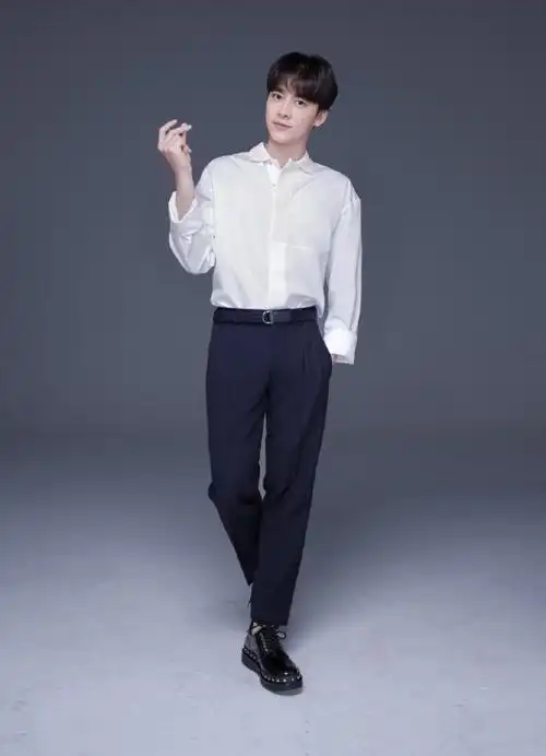 蜜蜂火速收图!品牌更新李易峰高清无水印版代言照