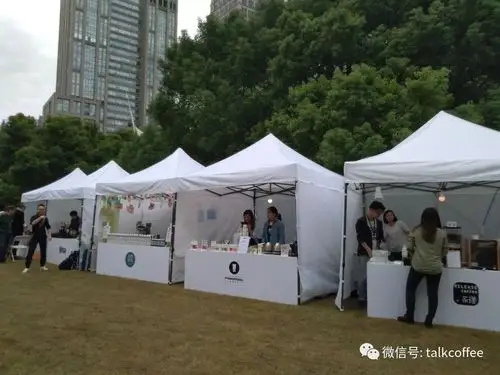 活动c区的展位(11:19 am拍摄)前述照片是第一天上午刚开始时的准备