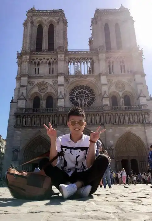 直到后来周深回国,参加了《中国好声音》,他的这位乌克兰老师还关心着