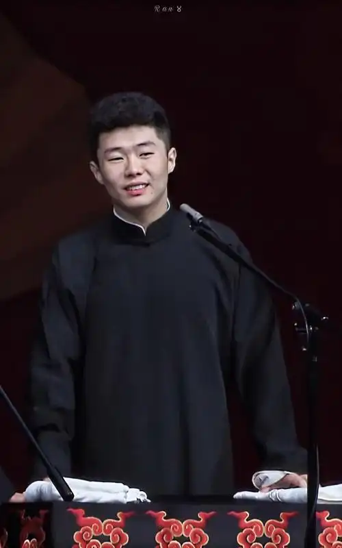 相声演员周九良 黑瘦大褂的小先生是我的意难平