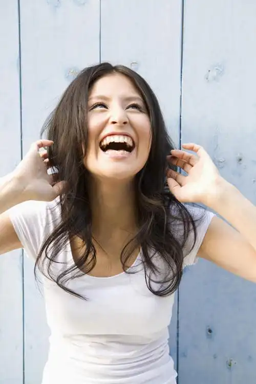 墙壁,墙面,衣服,白色,站着,张嘴,抓,张大嘴巴,哈哈大笑,年轻女性,女人