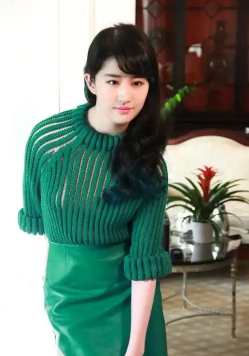 刘亦菲真是有颜任性连穿土味绿色毛衣配皮裙竟然还这么优雅