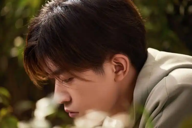 易烊千玺最新拍摄花絮照低头侧颜怼脸拍好帅气