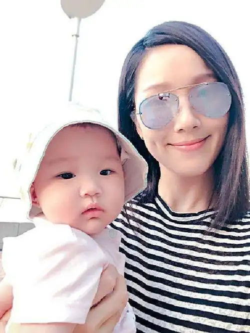 王祖蓝女儿近照像妈妈一样漂亮