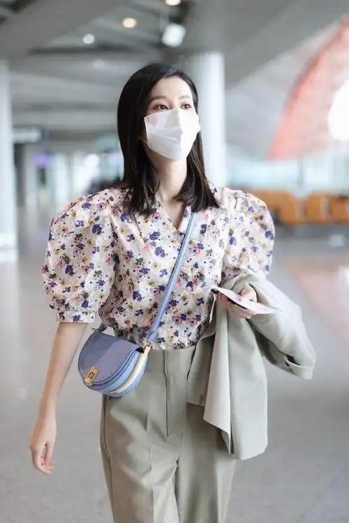 乔欣的千金气质绝了!穿大妈花衬衫 阔腿裤走机场,高级又洋气