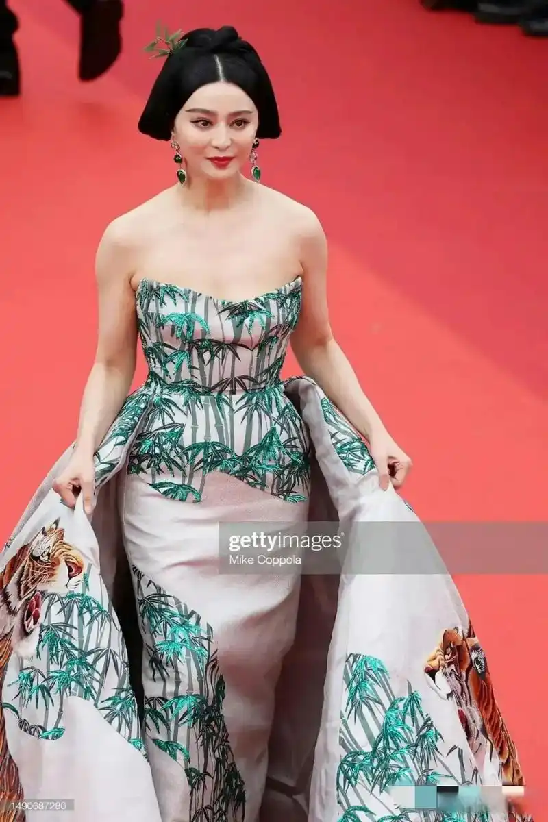 范冰冰戛纳红毯生图,只能说,金锁再也回不来了,完全就是垮了!