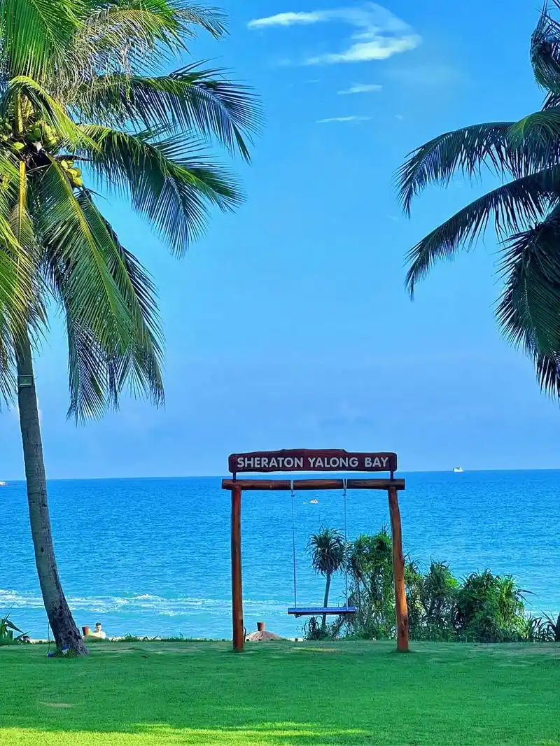 三亚蜈支洲岛蓝色的玻璃海.