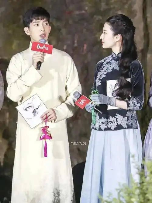 井柏然长衫造型书生气好浓,刘亦菲美的超出图层