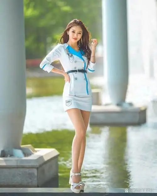 怎么能够拍出大长腿照片呢,本篇教程介绍5个技巧,无论你是坐着,站着