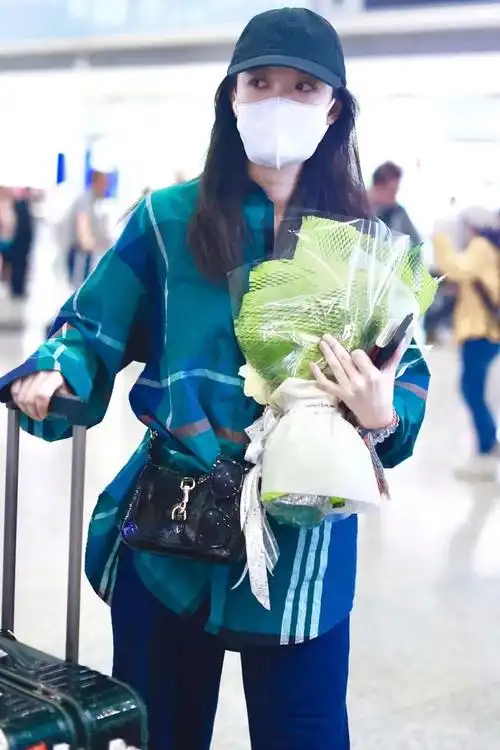 一股浓烈的留学生回国气息,是怎么回事……9月25日,李斯丹妮现身成都