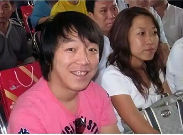 黄渤的老婆小欧多年来默默支持黄渤的事业,把家