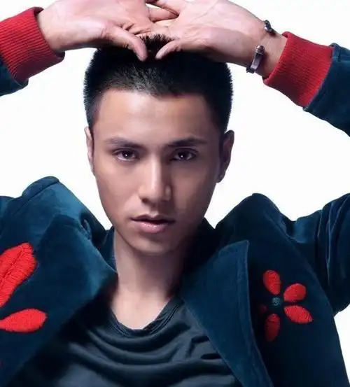 赵又廷:事实证明单眼皮男生剪寸头也很帅气!