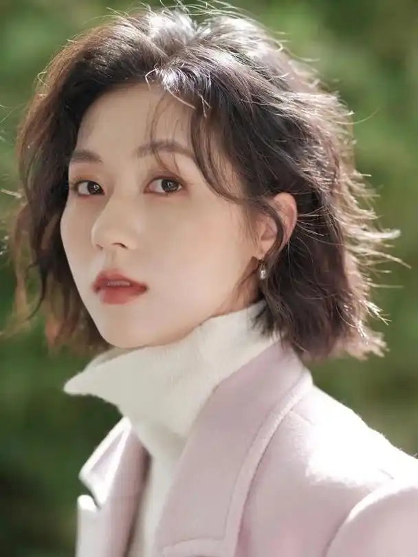 女人四十岁后,少烫"大妈卷",这4款发型,减龄时尚,气质优雅