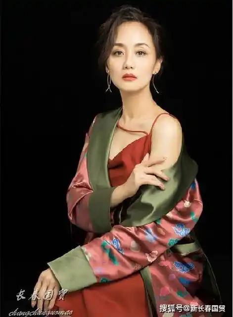 "挂历女神"李颖近照曝光,55岁性感妩媚风韵犹存