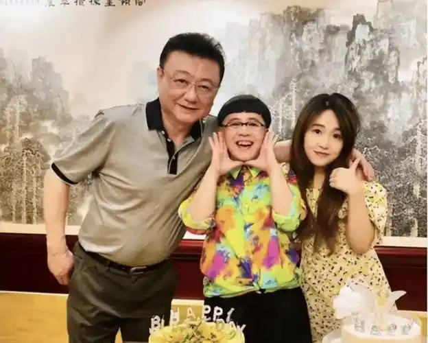 原创57岁金龟子刘纯燕升级当姥姥女儿14岁开始与丈夫谈恋爱终于修成