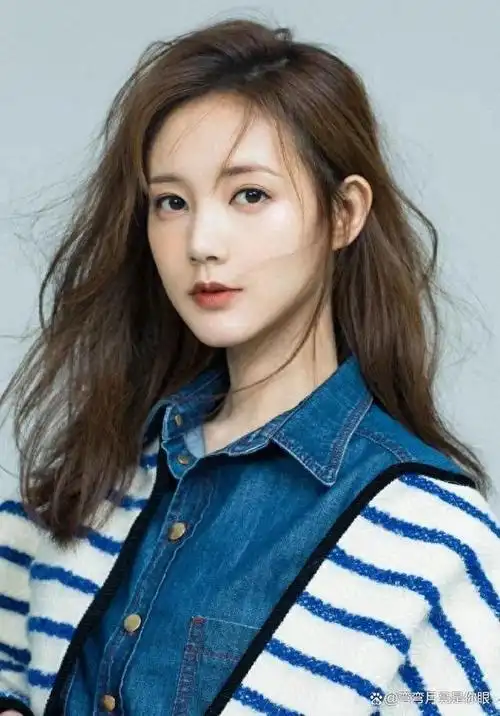 李一桐笑起来真甜,连体牛仔裤搭配海魂针织衫,一整个美到飞起