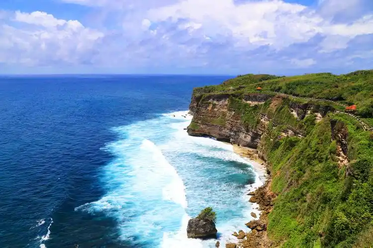 印度尼西亚巴厘岛乌鲁瓦图情人崖绝美风光吸引世界各地游客