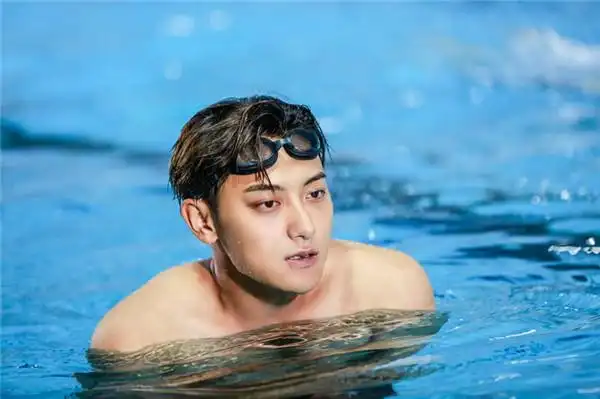 黄子韬游泳.