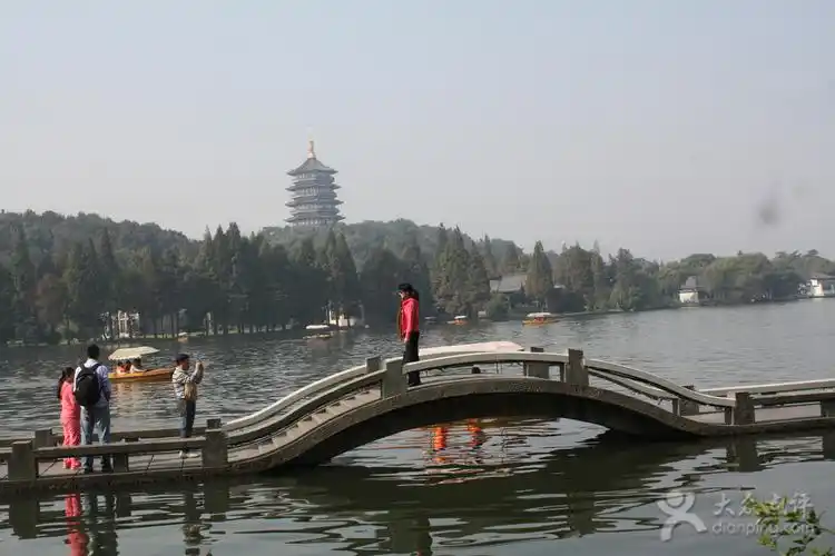 西湖景区断桥图片 - 第1张