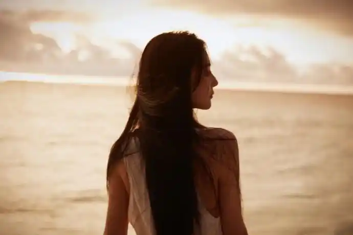 张馨予海边看日出晒美照 长发散落露迷人香肩