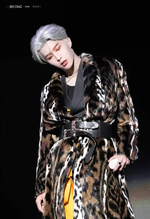 每次范丞丞换发色都在感叹好帅,这个银发寸头好野!