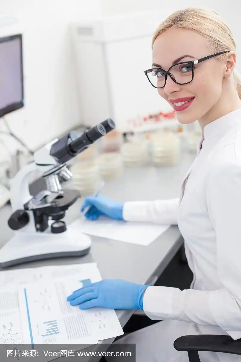 职业女性科学家正在处理文件