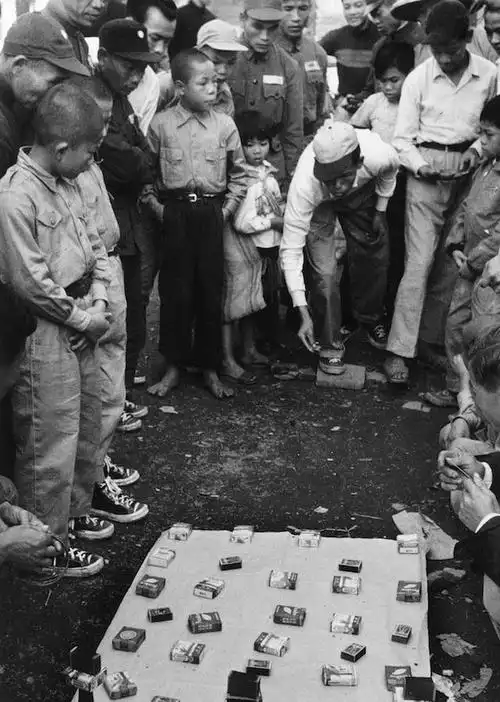 老照片:套圈,看小人书,50年代的台湾原来和大陆差不多