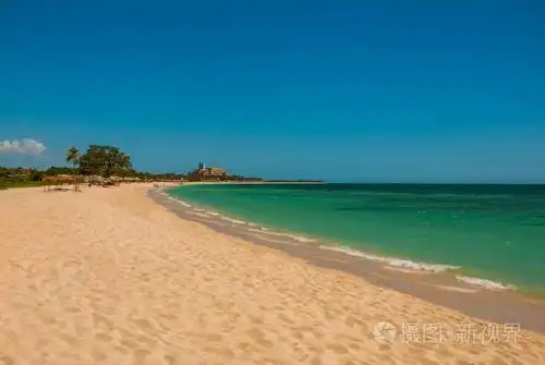 位于古巴千里达附近的肘海滩.黄沙绿海景观