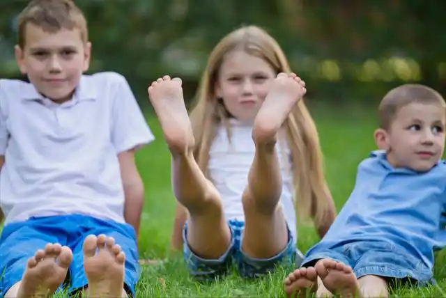 不妨多让孩子赤脚跑