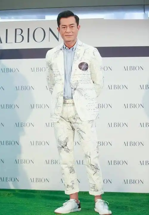 古天乐有了"大叔"的气质,但穿西装还挺个性的,配马甲好有风度