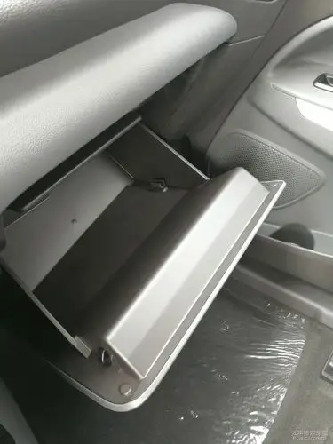 副驾驶扶手箱