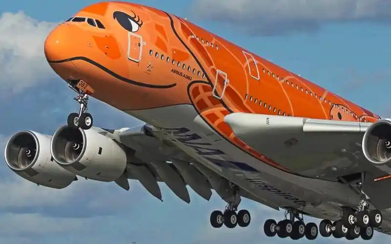 机场实拍大型客机起飞降落,左右摇摆差点滑出跑道!